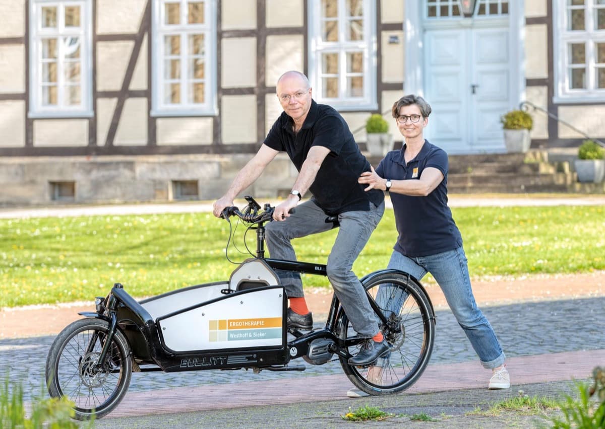 Thomas Sieker und Petra Westhoff mit dem Praxis-Lastenrad vor der Praxis in Wennigsen